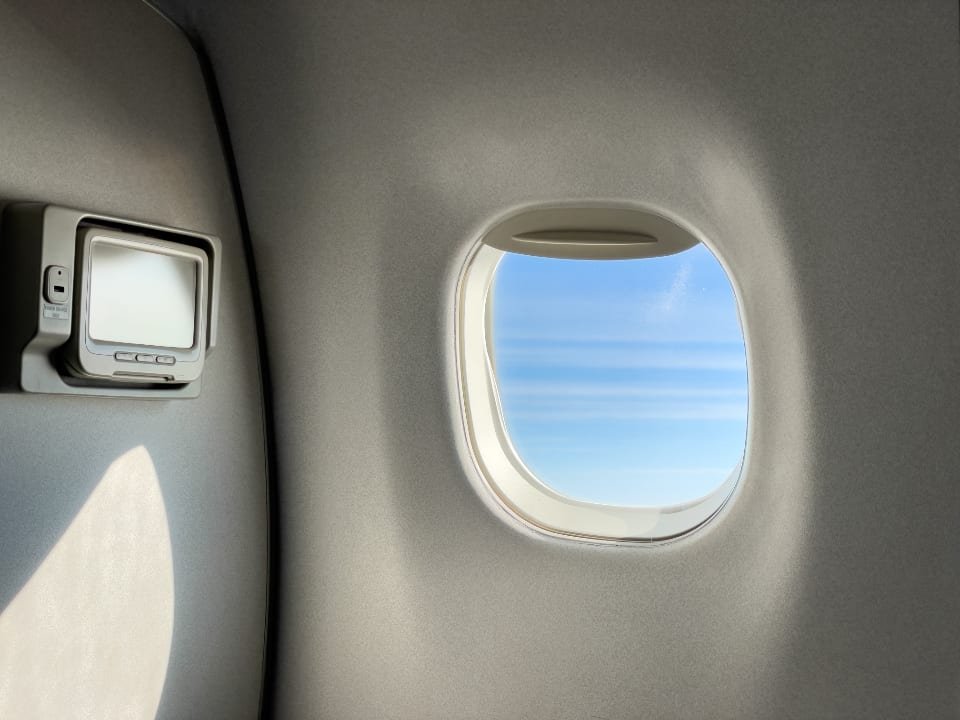 飛行機の窓から雲の上を眺める——フィリピンとマルタ、二つの留学先の間で揺れる気持ちを乗せた空の旅（イメージ）