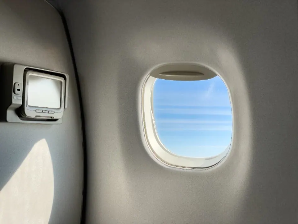 Ala de un avión vista desde la ventanilla en pleno vuelo, camino de un curso de inglés en el extranjero