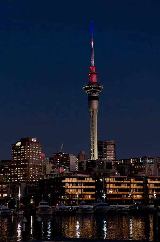 Vista do horizonte de Auckland, na Nova Zelândia, com a torre e os prédios do centro junto à água