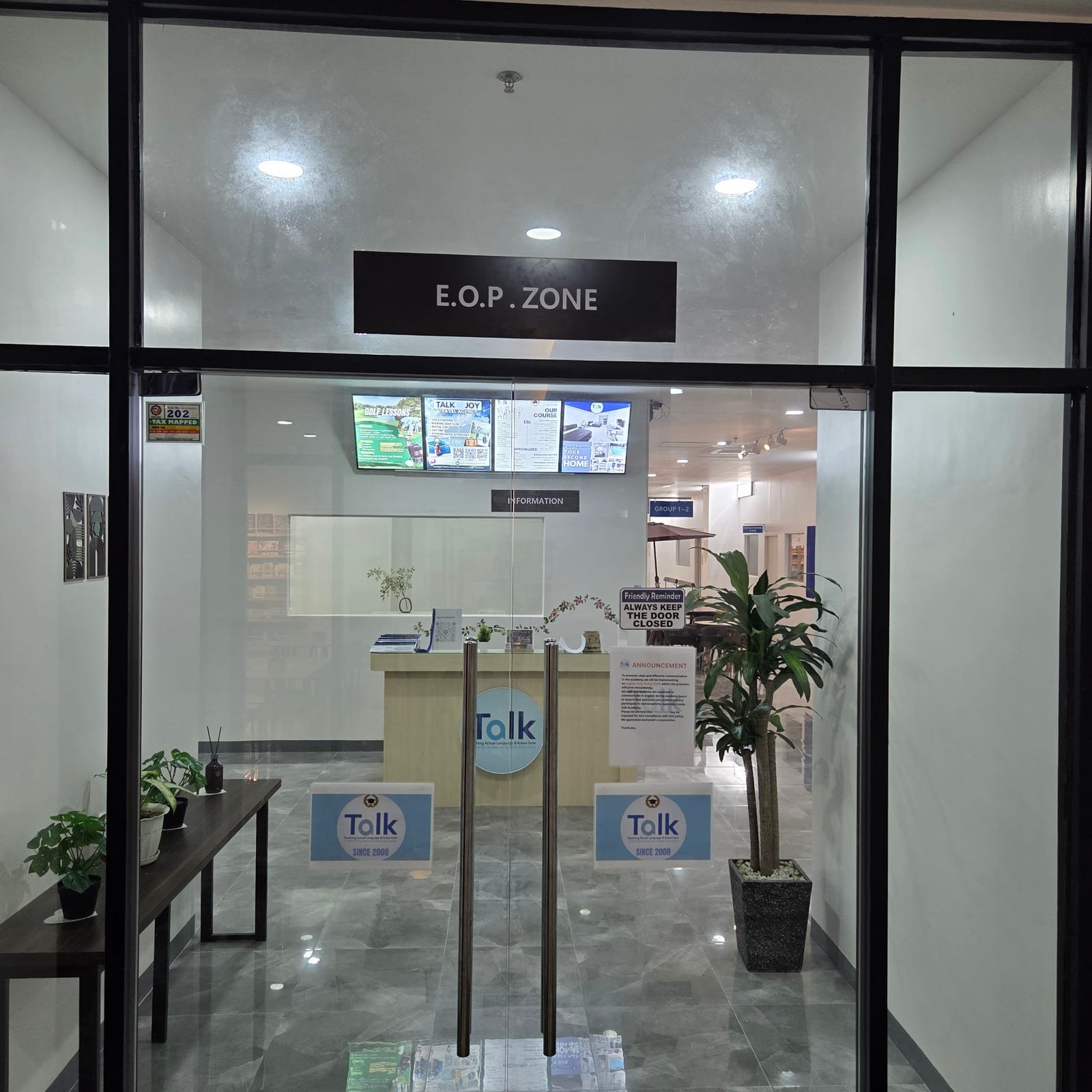 ทางเข้าชั้นสองของแคมปัส Talk Academy คลาร์ก ประตูกระจกที่ควบคุมการเข้าออก