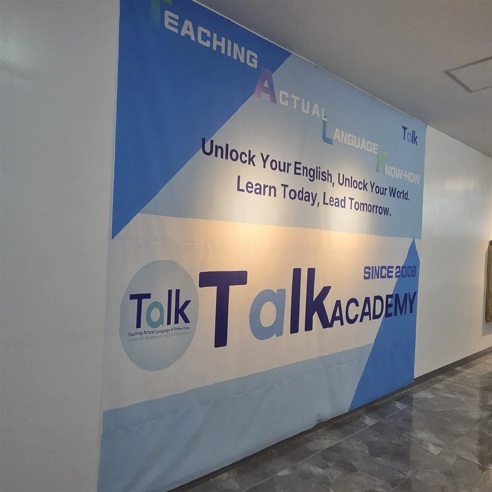 ทางเดินภายในแคมปัสของ Talk Academy คลาร์ก