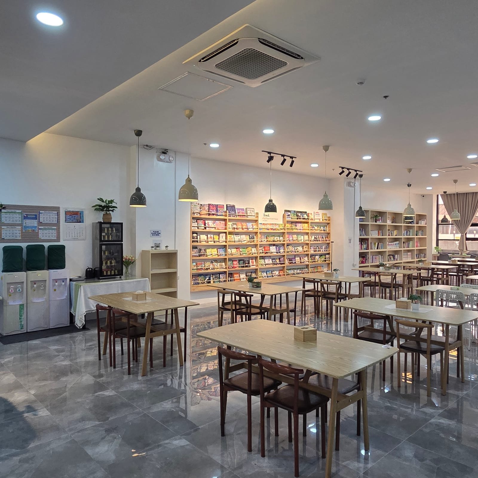 Nhà ăn rộng rãi trong khuôn viên trường tại Clark