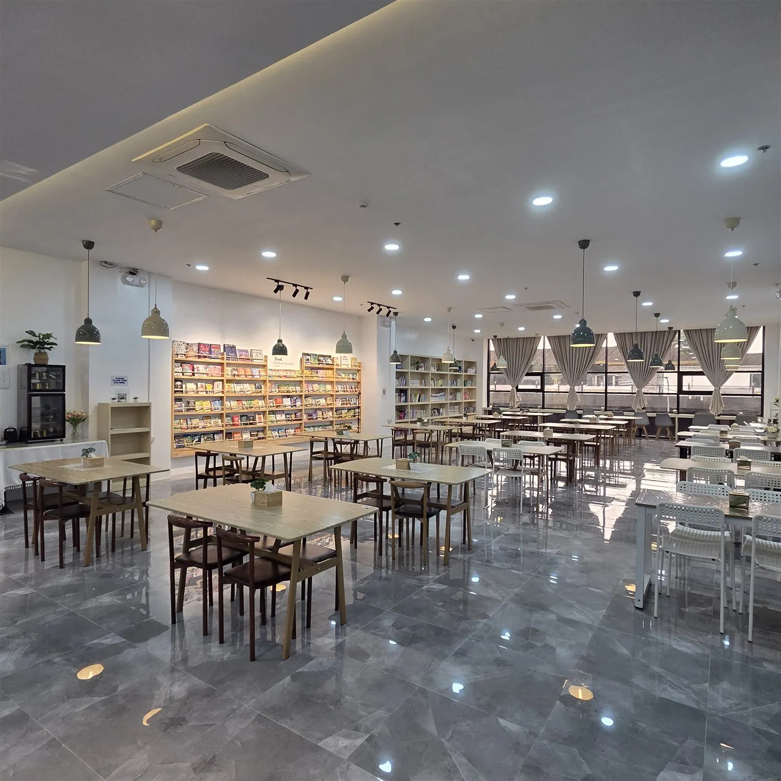 โรงอาหารในหอพักของ Talk Academy คลาร์ก