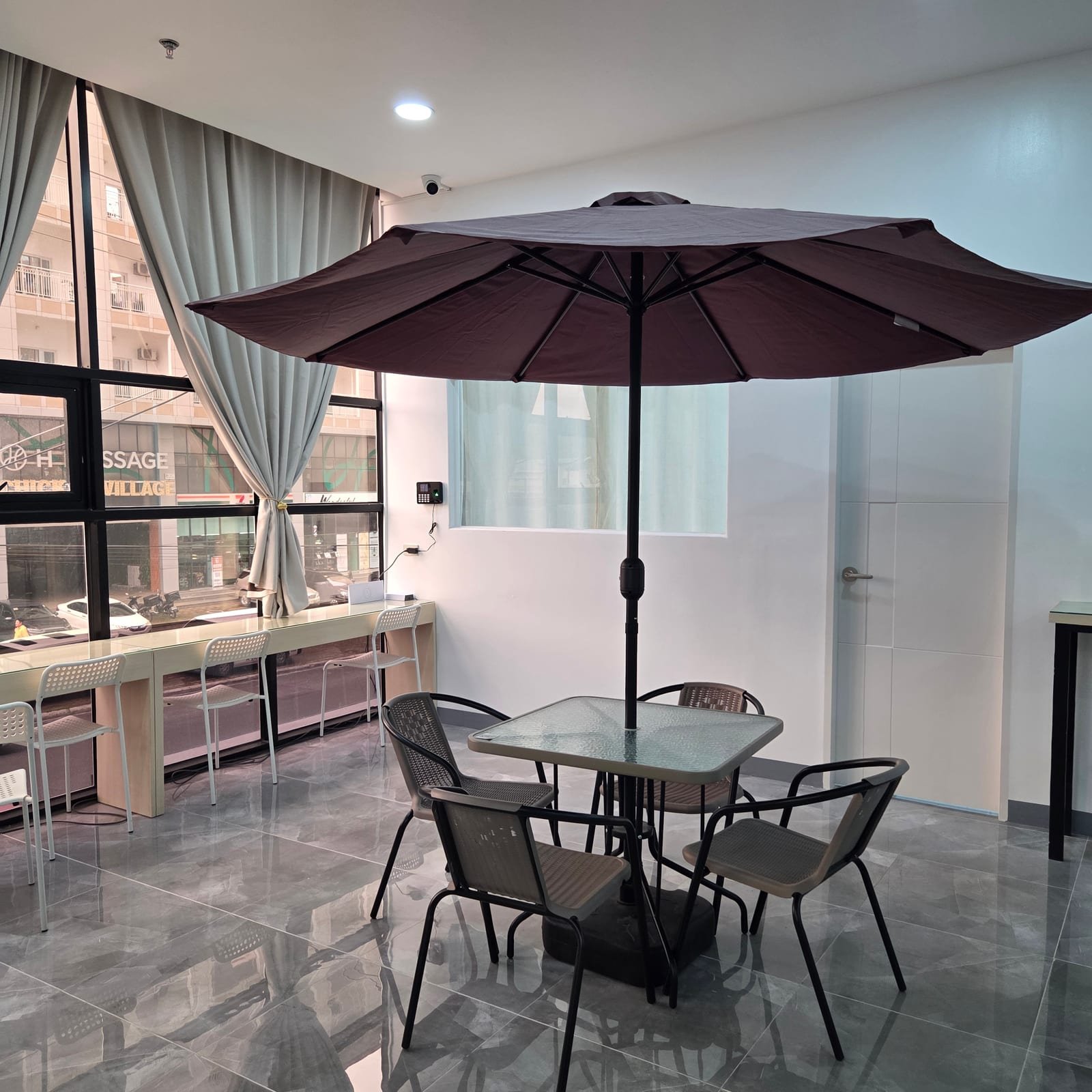 ทางเข้าห้องเรียนพิเศษ (self-study) ของ Talk Academy คลาร์ก พื้นที่สำหรับสมาธิในการอ่านหนังสือ