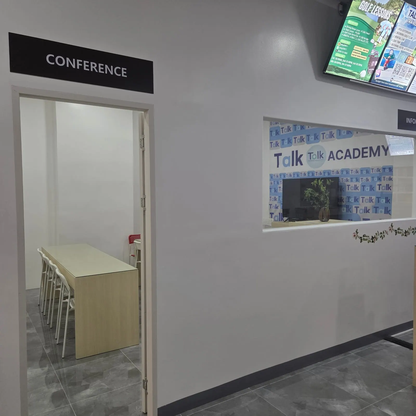 Переговорная комната на кампусе Talk Academy в Кларке — здесь помогают с визой на учёбу, SSP и ACR