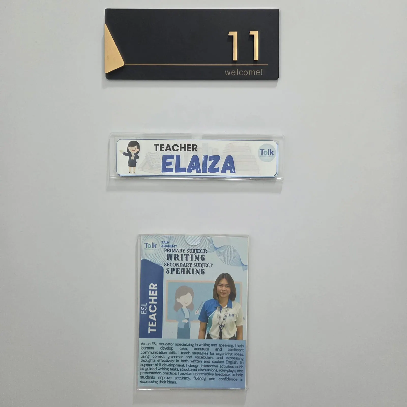 Placa con el nombre de un profesor en un aula de clases 1:1 en una escuela de inglés de Clark, Filipinas
