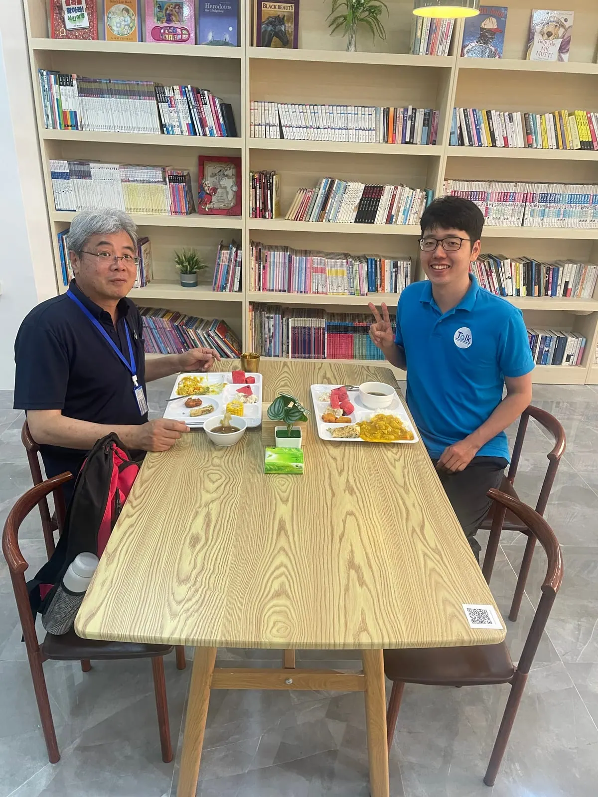 도서 라운지에서 스태프와 식사하는 모습