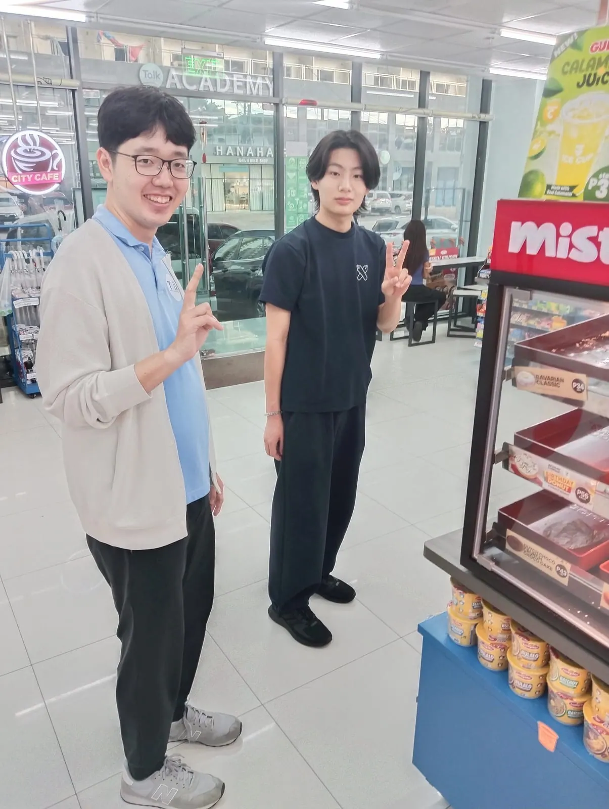 매점 앞에서 스태프와