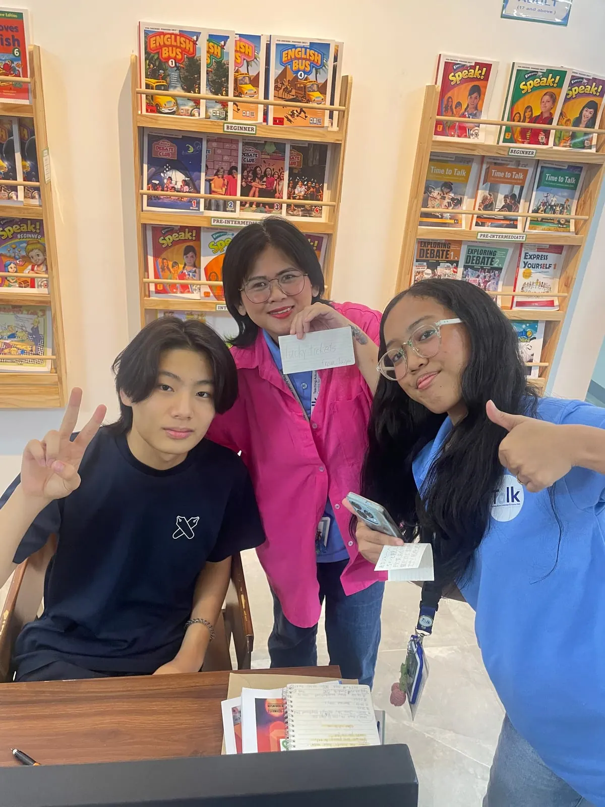 도서 라운지에서 스태프와