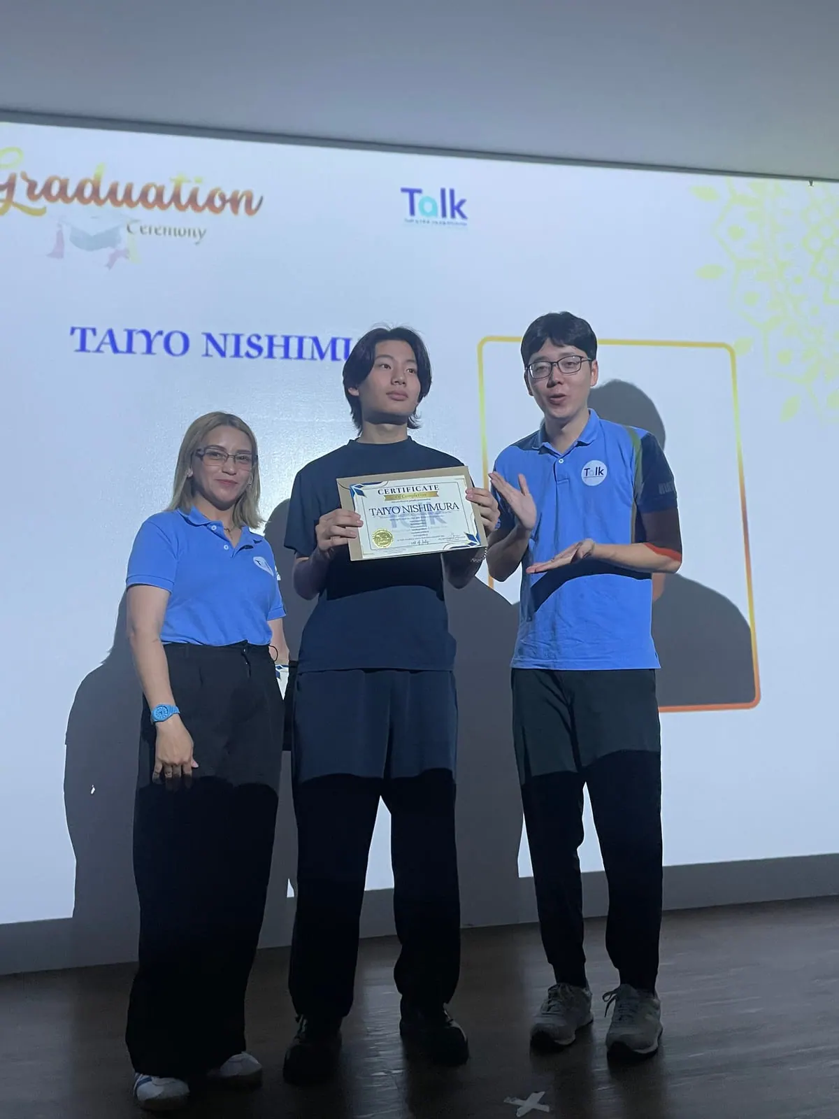 졸업식 스크린에 TAIYO NISHIMURA 이름이 뜬 모습