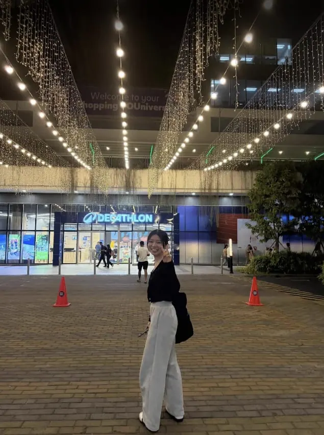 밤에 본 쇼핑몰 외관